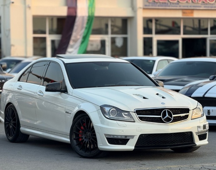 2010 Mercedes-Benz C 63 AMG 6.2L AMG V8 Gul Carbon Fiber White Black