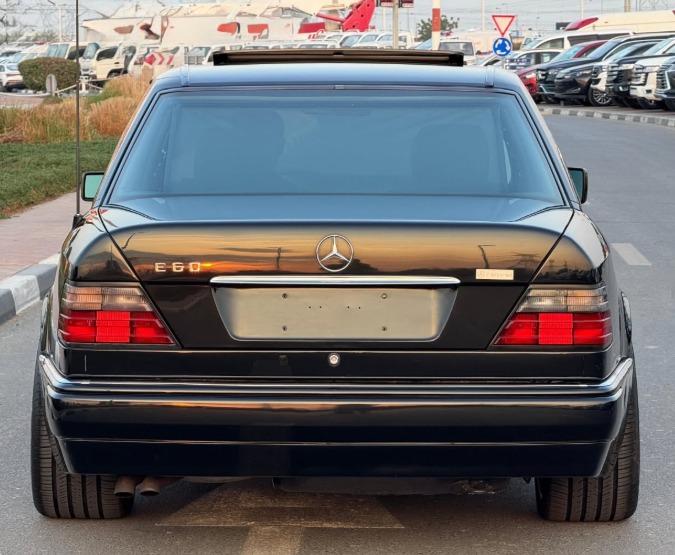 1995 Mercedes-Benz E500 5.0 liters V8 Cylinder Engine Black Sedan RWD