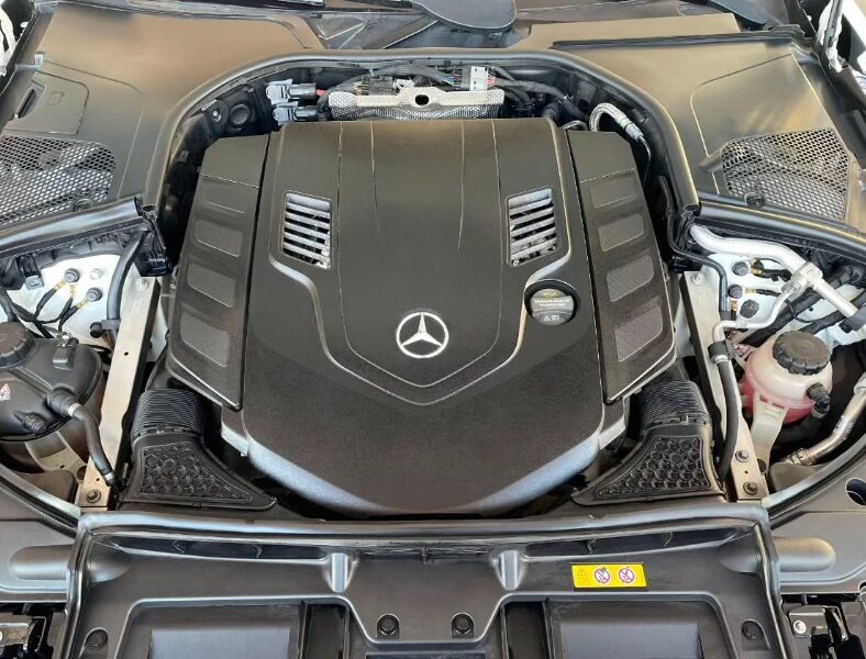 2022 Mercedes-Benz S580L 4.0 Liters V8 Petrol Engine White Black Sedan AWD