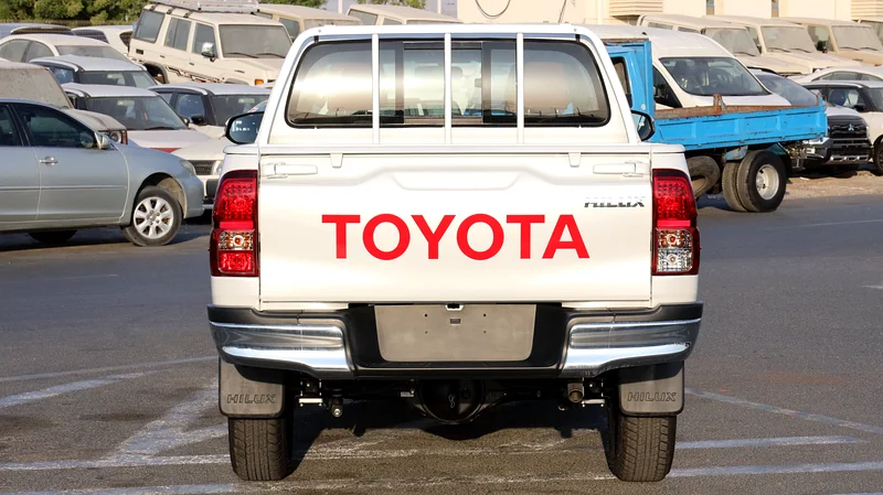 2025 Toyota Hilux Double Cab 2.7 litres 4 Cylinders Engine Petrol White Red