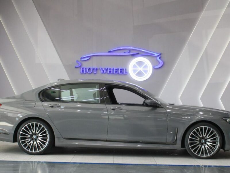 2022 BMW 750Li XDrive 4.4L Twin-Turbo V8 Engine GCC Specs Grey Brown SUV