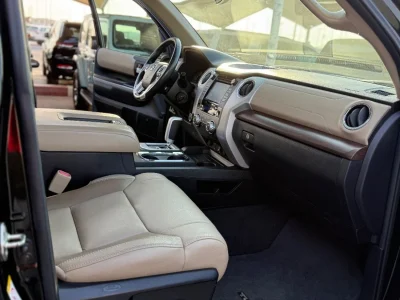 2018 Toyota Tundra 5.7 litres 8 Cylinders Engine Black Beige AWD