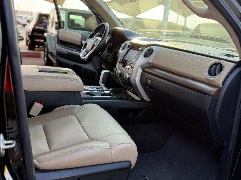 2018 Toyota Tundra 5.7 litres 8 Cylinders Engine Black Beige AWD
