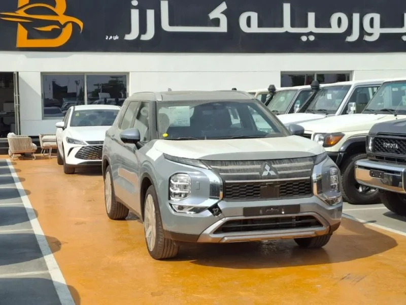 Mitsubishi Outlander P-LINE 2.5 Liter 4 Cylinder Engine 2026 Grey Tan SUV 4WD