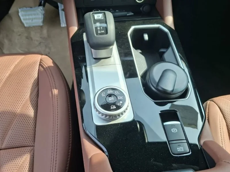 Mitsubishi Outlander P-LINE 2.5 Liter 4 Cylinder Engine 2026 Grey Tan SUV 4WD