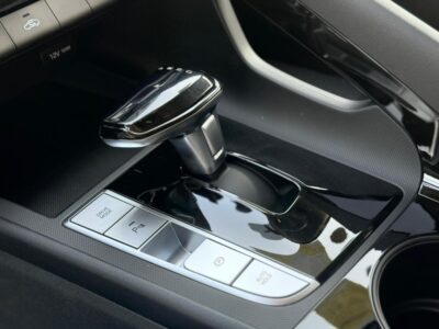 2025 Hyundai Elantra 1.5 Liters Inline 4-Cylinder Engine White Black Sedan