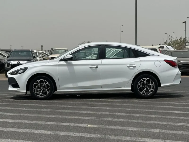 2025 MG MG 5 1.5 L 4 Cylinders Engine White Black Sedan FWD