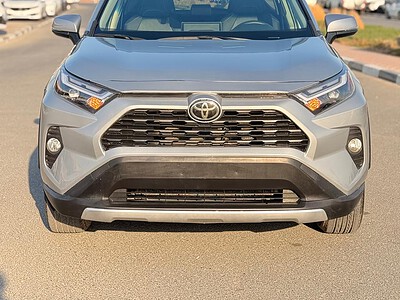 2024 TOYOTA RAV 4 XLE AWD 2.5 litre V4 Cylinder Engine Silver Black SUV