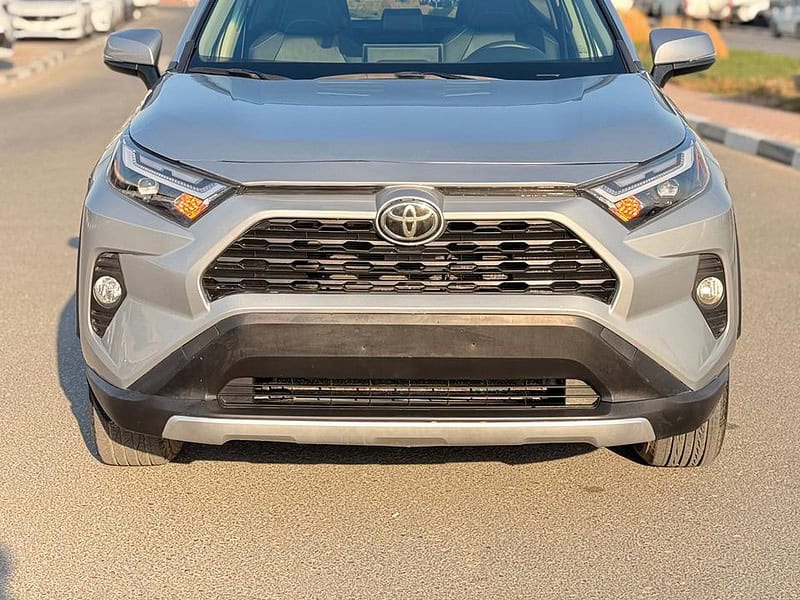 2024 TOYOTA RAV 4 XLE AWD 2.5 litre V4 Cylinder Engine Silver Black SUV