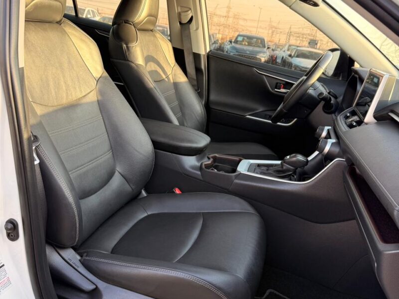 2021 TOYOTA RAV 4 2.0 L V4 Engine White Black SUV Full Option