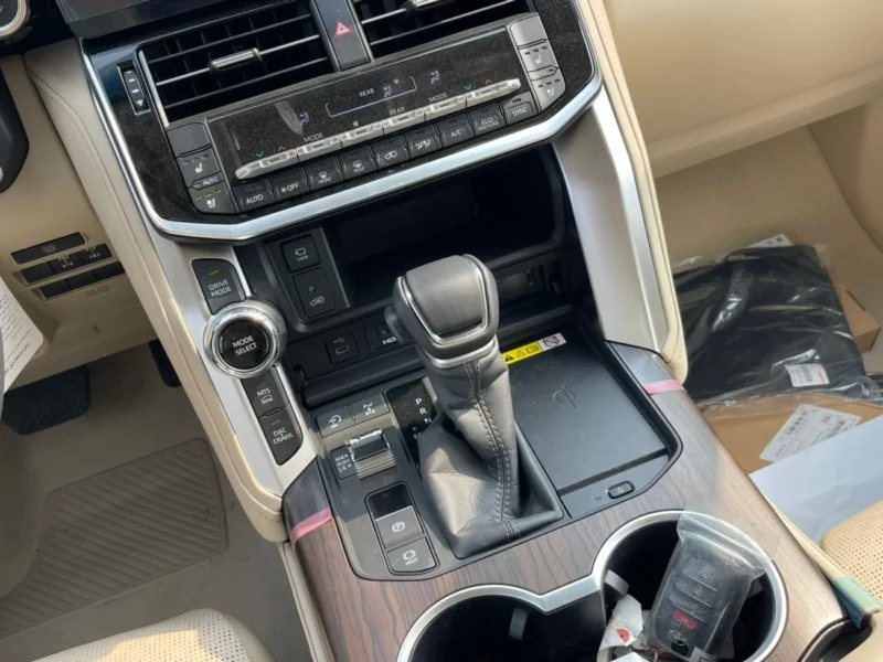 Toyota Land Cruiser VXR 3.5L 6 Cylinders Engine 2025 GCC White Beige SUV