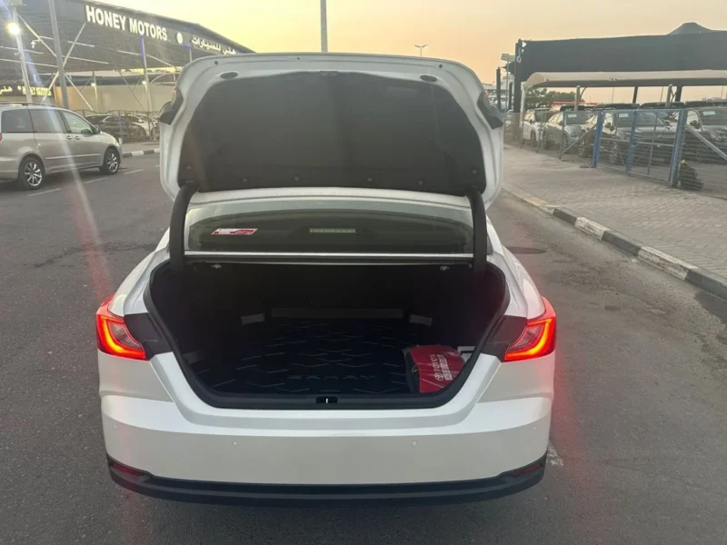 2025 Toyota Camry LE HYBRID 2.5L 4 Cylinders Engine White Sedan GCC Specs