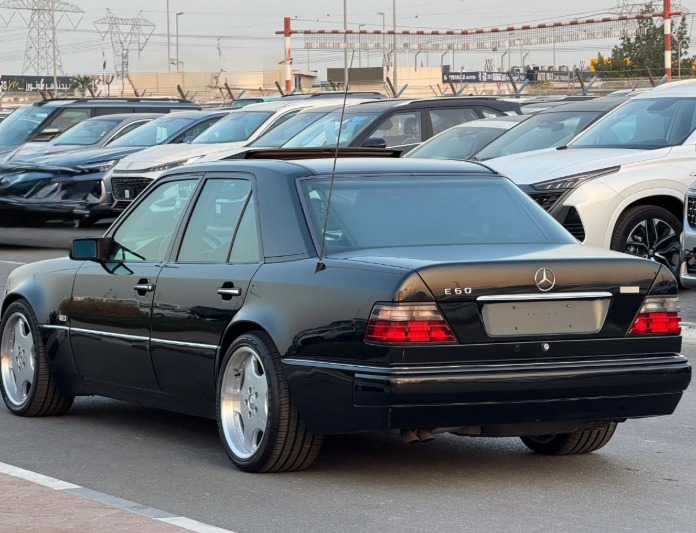 1995 Mercedes-Benz E500 5.0 liters V8 Cylinder Engine Black Sedan RWD