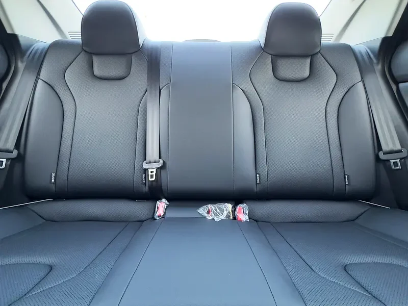 2025 Hyundai Elantra Other 1.5 litres 4 Cylinder Engine White Grey Sedan AT