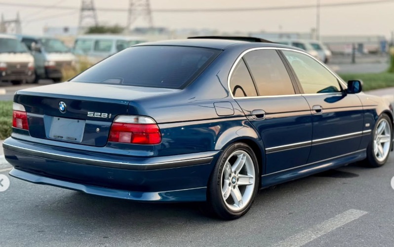 2000 BMW 528i 2.8 litres Inline 6 Cylinder Engine Blue Silver Sedan RWD