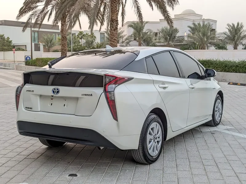 2017 Toyota Prius Iconic Hybrid 4 Cylinder Engine White Grey Sedan GCC