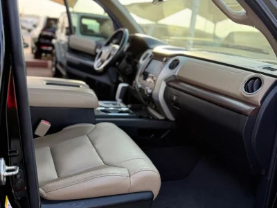 2018 Toyota Tundra 5.7 litres 8 Cylinders Engine Black Beige AWD