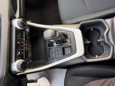 2024 TOYOTA RAV 4 LE AWD 2.5 litres V4 Cylinder Engine Silver Black SUV