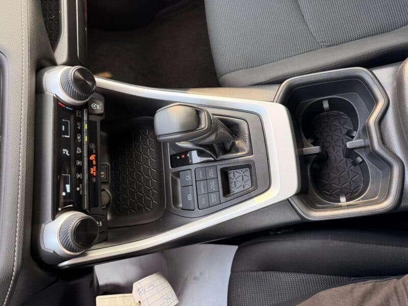 2024 TOYOTA RAV 4 LE AWD 2.5 litres V4 Cylinder Engine Silver Black SUV