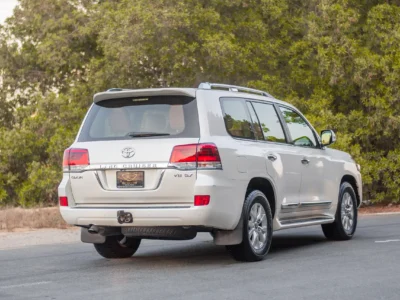2016 Toyota Land Cruiser GXR 5.7L 8 Cylinders Engine White Brown SUV
