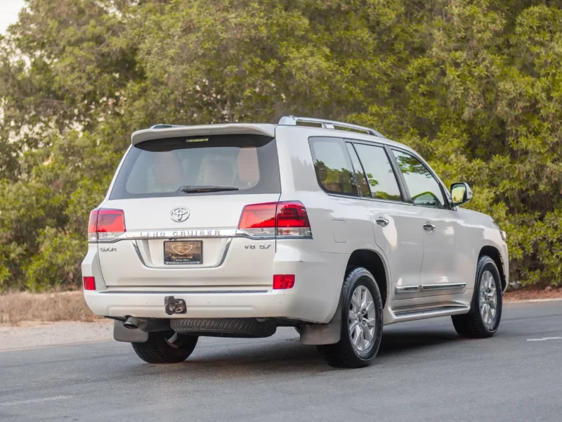 2016 Toyota Land Cruiser GXR 5.7L 8 Cylinders Engine White Brown SUV