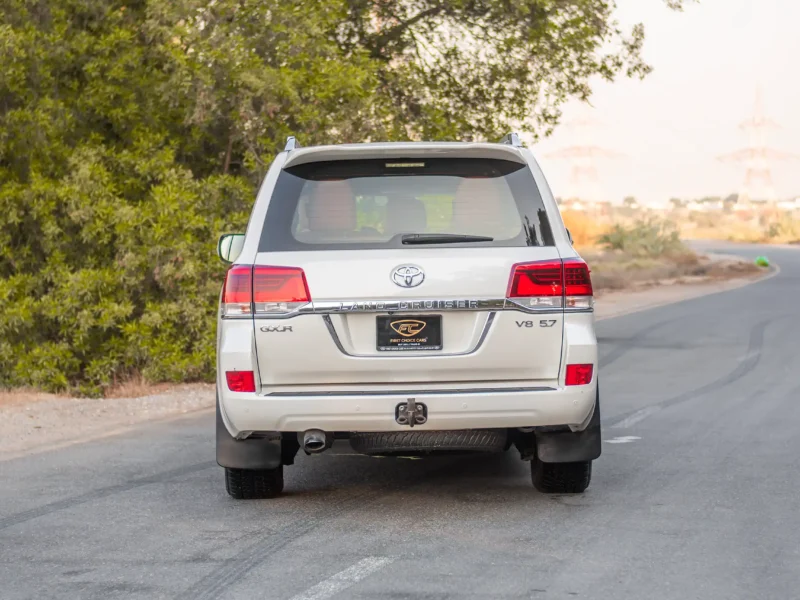2016 Toyota Land Cruiser GXR 5.7L 8 Cylinders Engine White Brown SUV