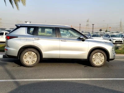 2025 Mitsubishi Outlander 2.5 Liter 4 Cylinder Petrol Engine Silver Beige SUV