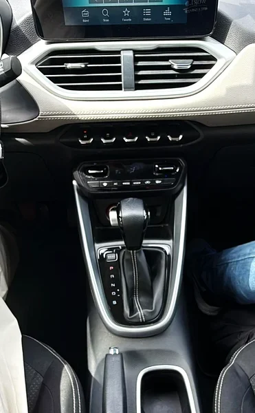 2022 Chevrolet Groove LT 4 Cylinder Petrol Engine Grey Black SUV GCC Specs