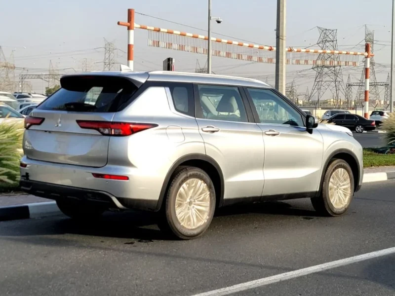 2025 Mitsubishi Outlander 2.5 Liter 4 Cylinder Petrol Engine Silver Beige SUV