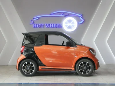 2017 Smart ForTwo 4 Cylinder Engine Orange Black Perfect inside and out