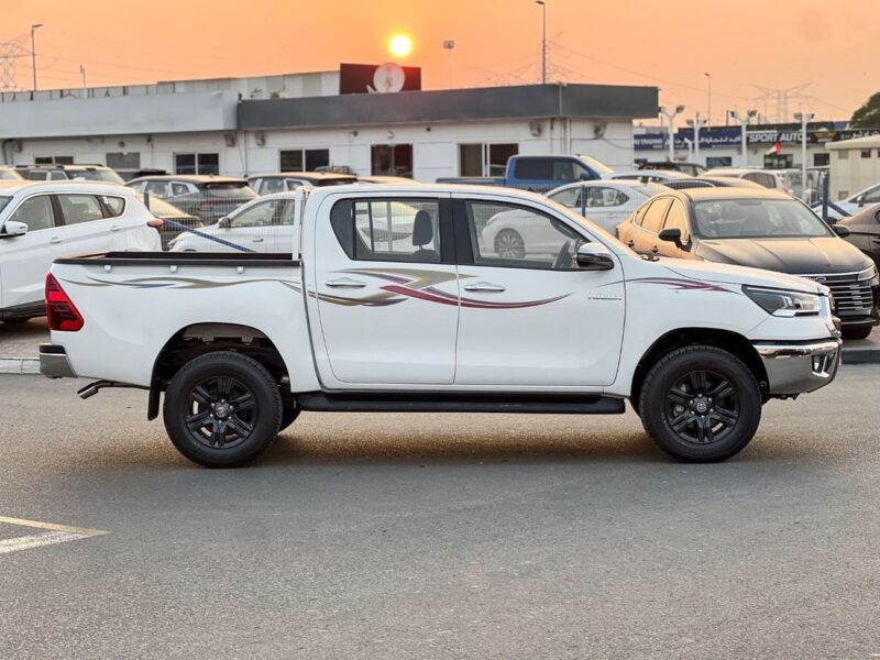 2026 Toyota Hilux 4x4 2.7L DC MT 6 Cylinders Petrol Engine White Red Truck