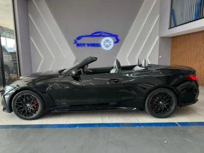 2022 BMW M4 Competition XDrive 3.0L M TwinPower Turbo inline 6-cylinder Black White