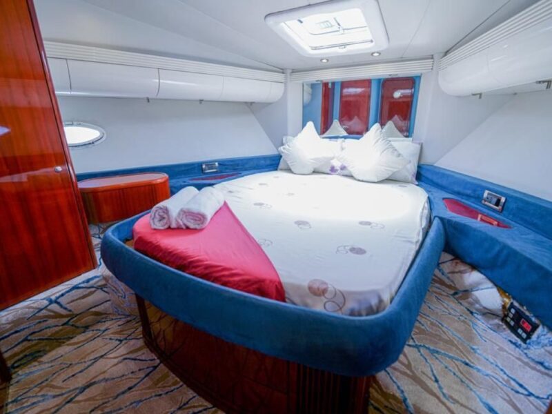 Yacht Charter in Dubai UAE 52ft up to 12 Person