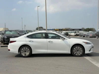 Lexus ES300h ES 300H 2.0 Liter 4 Cylinders Engine White Black Sedan GCC