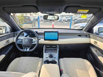 2025 BYD QIN PLUS DMI 55 KM PLUG IN HYBRID 1.5L V4 PETROL White Beige Sedan