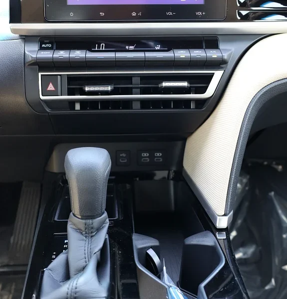 2025 Toyota Camry LE 4 Cylinder Hybrid Engine White Beige Sedan GCC Specs