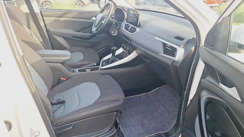 2022 Chevrolet Captiva Other 4 Cylinder Petrol Engine White Grey SUV GCC