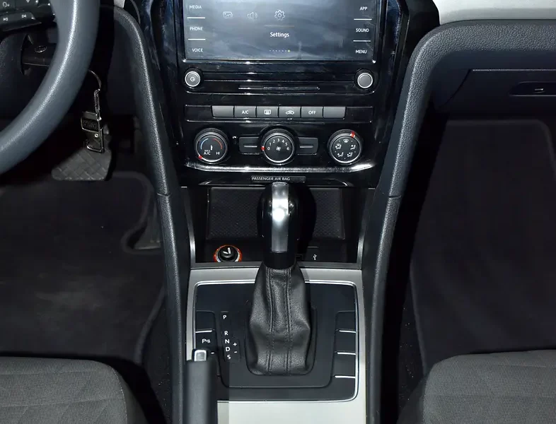 2021 Volkswagen Passat Comfortline 5 Cylinders Petrol Engine Silver Black Sedan