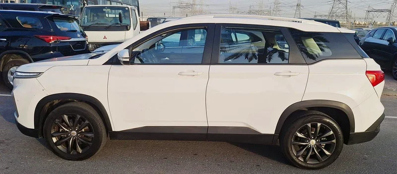 2022 Chevrolet Captiva Other 4 Cylinder Petrol Engine White Grey SUV GCC