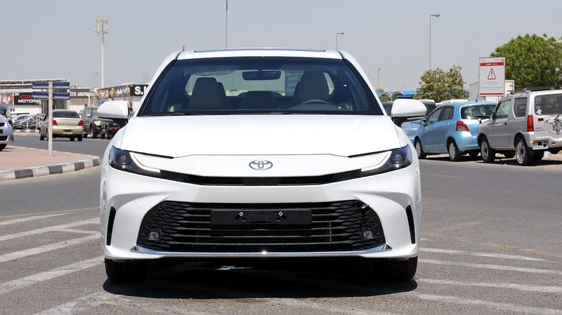 2025 Toyota Camry LE 4 Cylinder Hybrid Engine White Beige Sedan GCC Specs