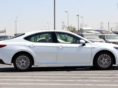 2025 Toyota Camry LE 4 Cylinder Hybrid Engine White Beige Sedan GCC Specs