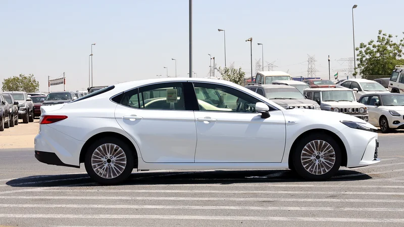 2025 Toyota Camry LE 4 Cylinder Hybrid Engine White Beige Sedan GCC Specs
