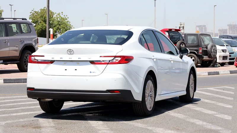 2025 Toyota Camry LE 4 Cylinder Hybrid Engine White Beige Sedan GCC Specs