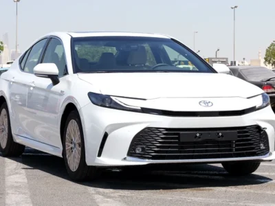2025 Toyota Camry LE 4 Cylinder Hybrid Engine White Beige Sedan GCC Specs