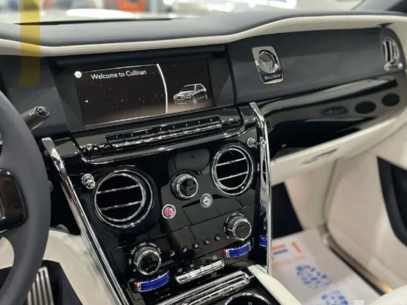 2024 Rolls Royce Cullinan 6.8-liter twin-turbocharged V12 White SUV