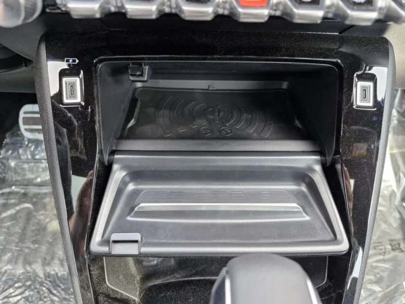 2025 Peugeot 2008 Active GCC 1.2L 4 Cylinder Engine CUV FWD White Black SUV