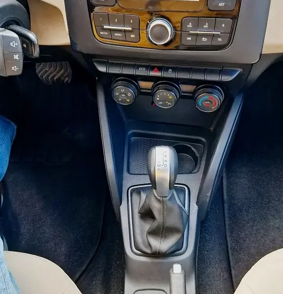 2019 Renault Duster SE 4 Cylinder Petrol Engine White Beige SUV GCC Specs