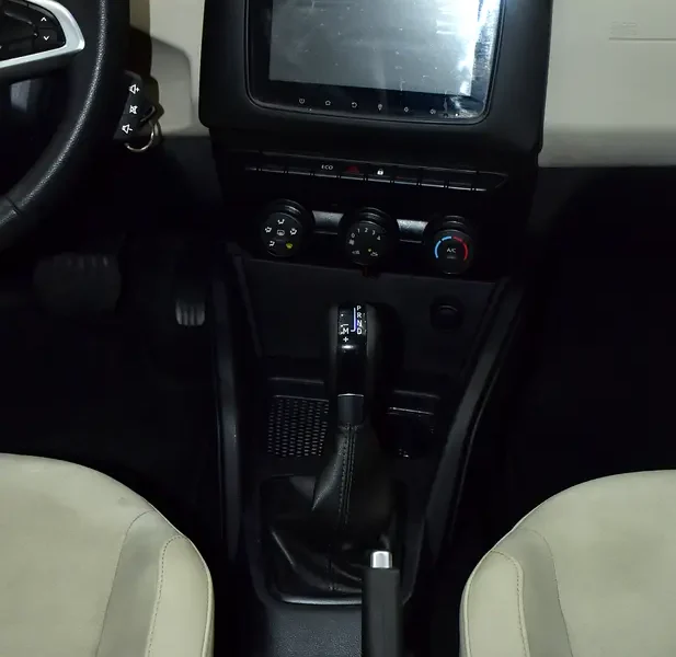 2022 Renault Duster Comfort 4 Cylinder Petrol Engine Red Beige Crossover