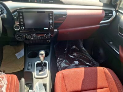 2024 Toyota Hilux SR5 4.0L 6-CYLINDER V-TYPE 4WD White Red Truck