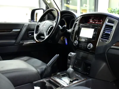 2018 Mitsubishi Pajero GLS 6 Cylinder Petrol Engine Gold Black Crossover GCC